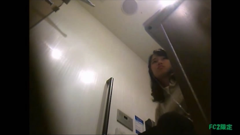 Проследили скрытой камерой за девушкой в туалете