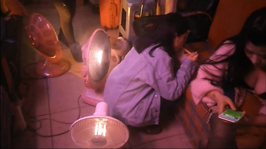 路边鸡窝泄火店里很火的小姐刚进去需等一会妹子果然长得不错气质好奶子又挺又大阴毛很少[77//392]