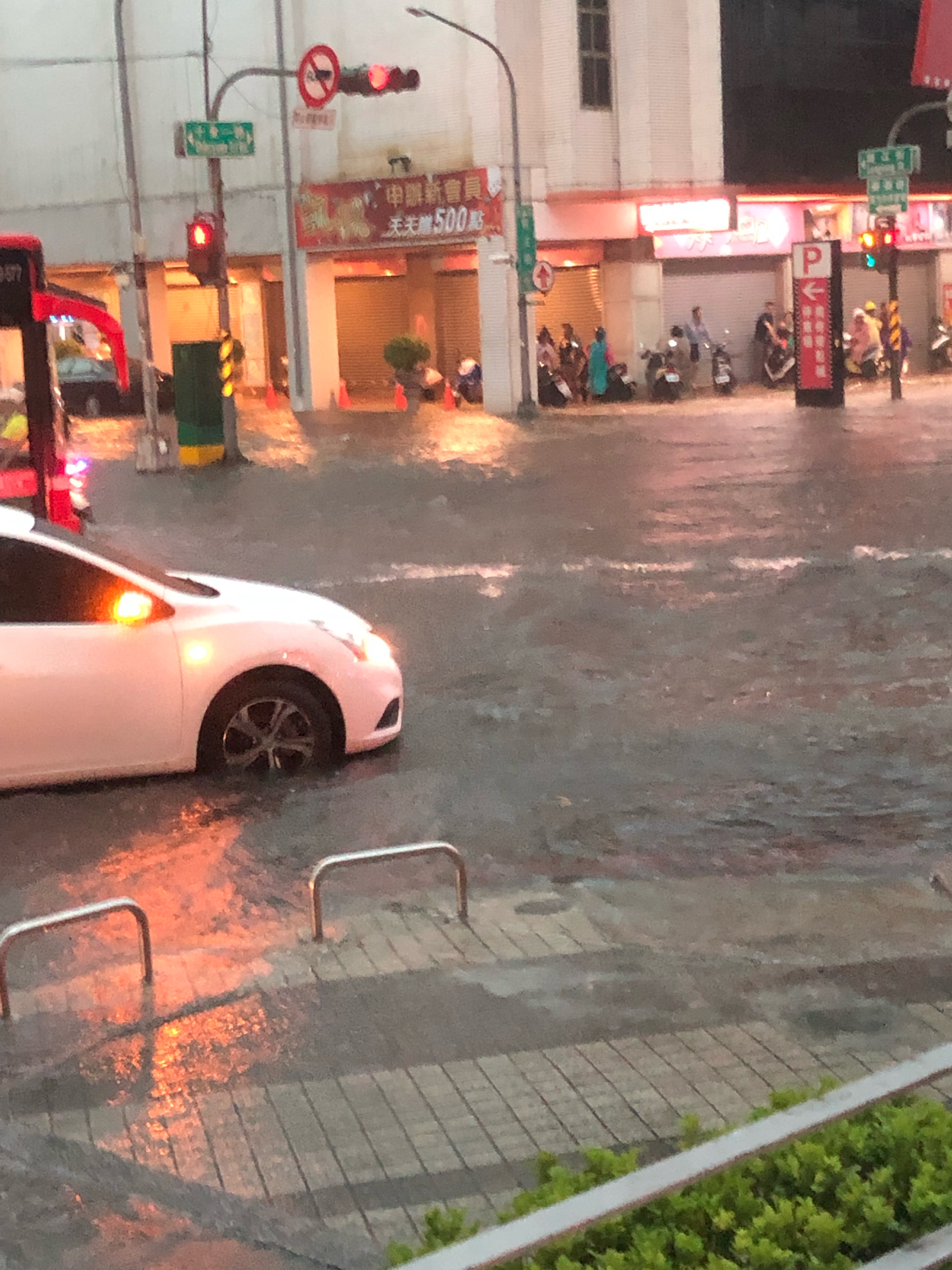 Re 閒聊 炸 本館路淹水了 看板kaohsiung 批踢踢實業坊