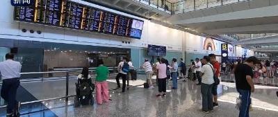 今天,香港国际机场至少235个航班,显示取消