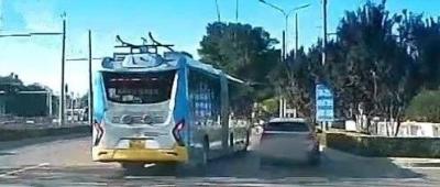 【法治热点早知道】公交车与宝马斗气别车,街头上演“神龙摆尾”,官方回应了 【法治热点早知道】公交车与宝马斗气别车,街头上演“神龙摆尾”,官方回应了