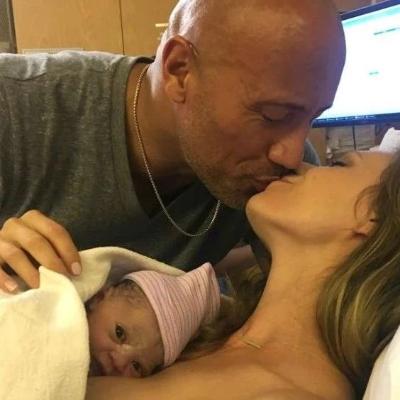 相恋12年，巨石强森结婚啦！生活在女人堆里的铁汉柔情，深沉又甜蜜