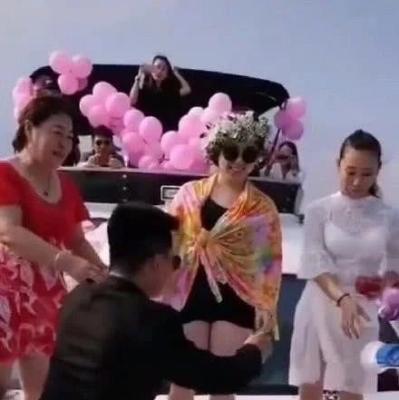 赵本山徒弟小鹏飞向丫蛋跪地求婚 赵本山徒弟小鹏飞向丫蛋跪地求婚