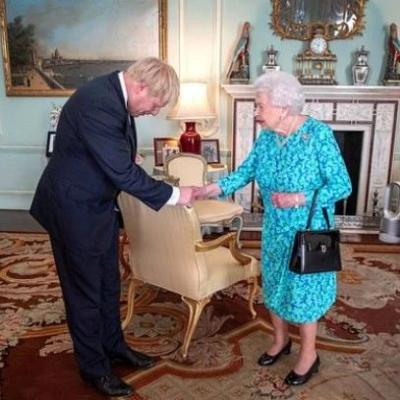 英首相打电话向女王道歉:这事让您难堪了