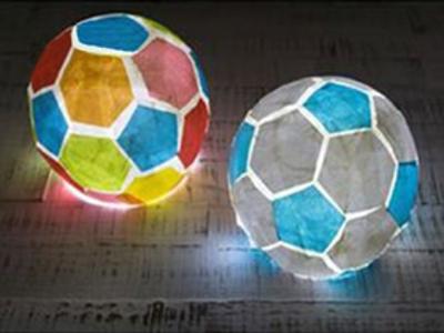 怎么用薄纸做国庆节足球灯笼的方法图解