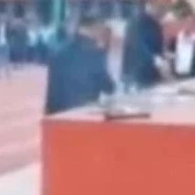 安徽一中学公开在大会上砸学生手机,网友们吵翻了!
