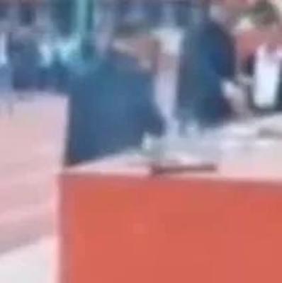 【热议】安徽某中学这段公开砸手机的视频,让网友吵开了