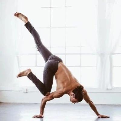 男生练瑜伽就是娘？这些苦练瑜伽的男人，身材才叫绝啊！