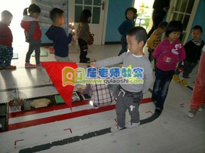 幼儿园中班体育教案详案《跳过小河》