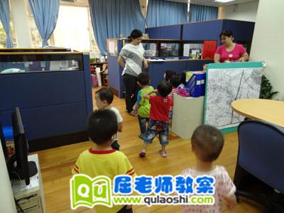 幼儿园大班美术优秀教案详案《有趣的水墨印染画》