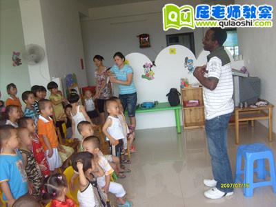大班下学期美术教案《漂亮的围巾》 大班下学期美术教案《漂亮的围巾》