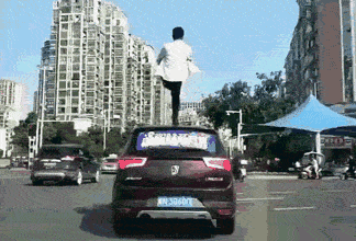 又想拍段子当网红?只要是在路上不好好开车,必须盘他!-车祸网