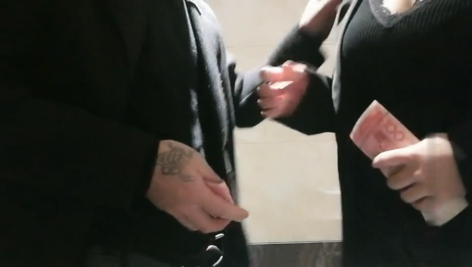 说话很拽的三陪大胸妹你长得那幺丑还出来玩杰哥KTV撩妹花了500块厕所干金发大胸妹口爆[343MB]