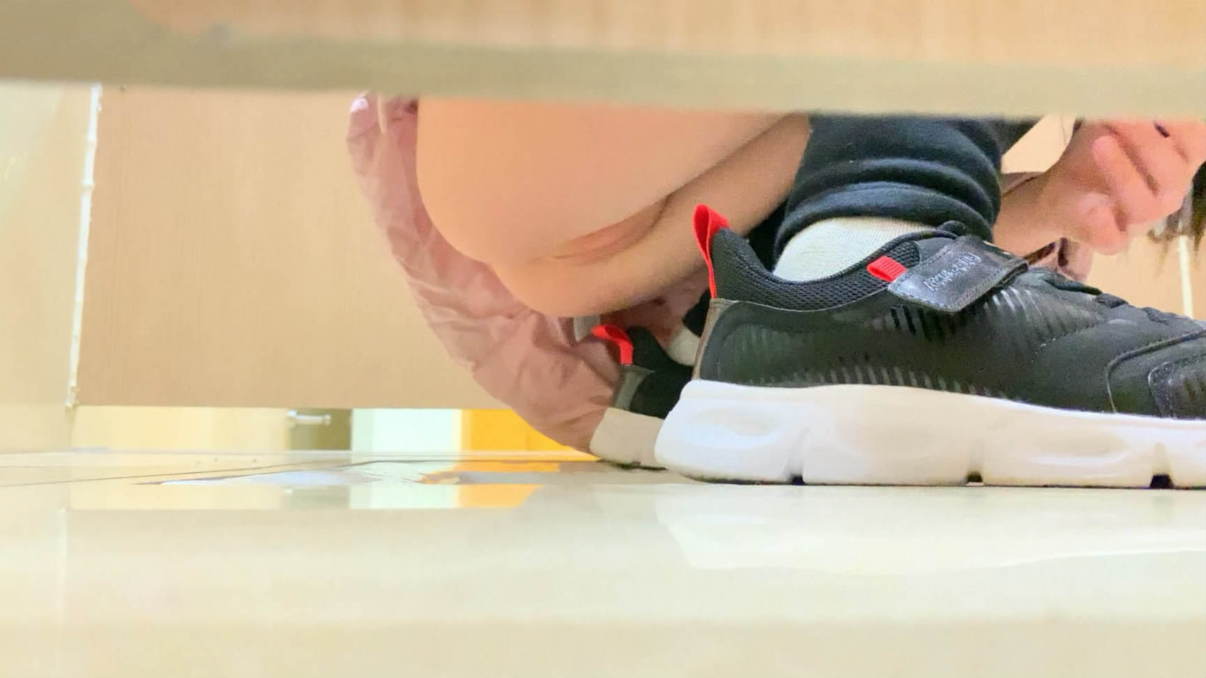 2020 最 新 高 清 厕 拍 学 生 妹 光 滑 粉 嫩 的 小 鲍 鱼,太 美 了,真 想 亲... 猥 琐 盗 摄. 