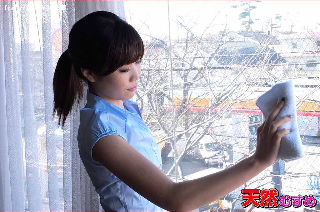 樓下小妹用心吃著肉棒被無套插入_人妻情色貼圖