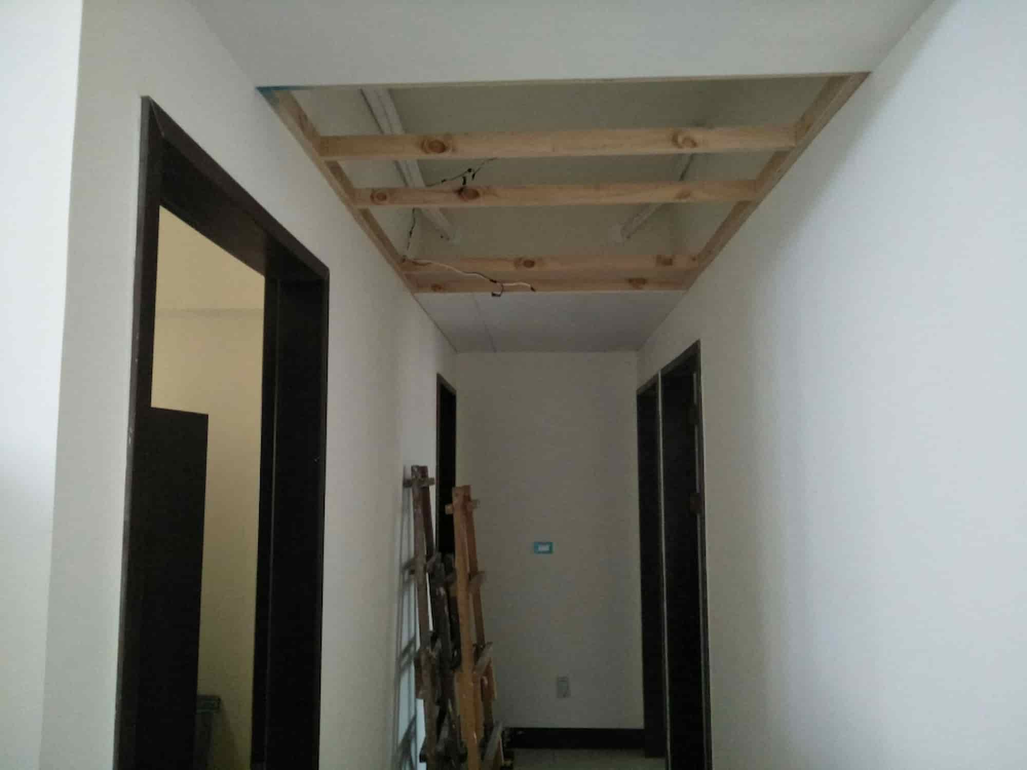 中壢住宅裝修曾先生施作中的走廊矽酸鈣天花板