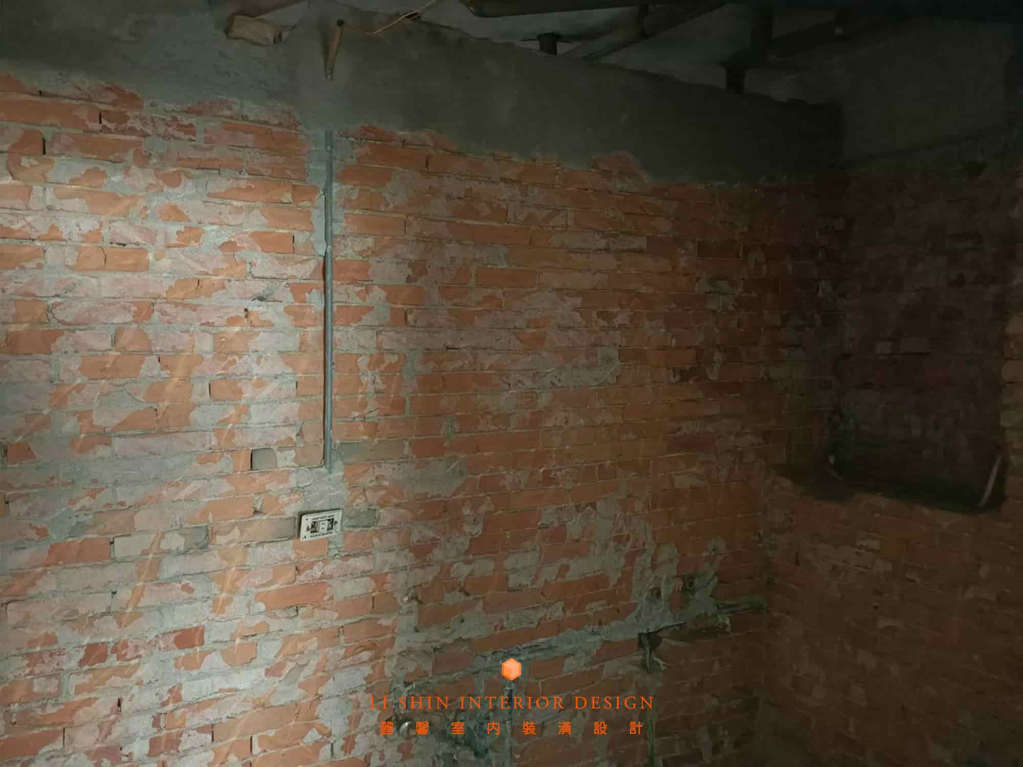 牆面、地面使用打鑿機剃到見紅磚