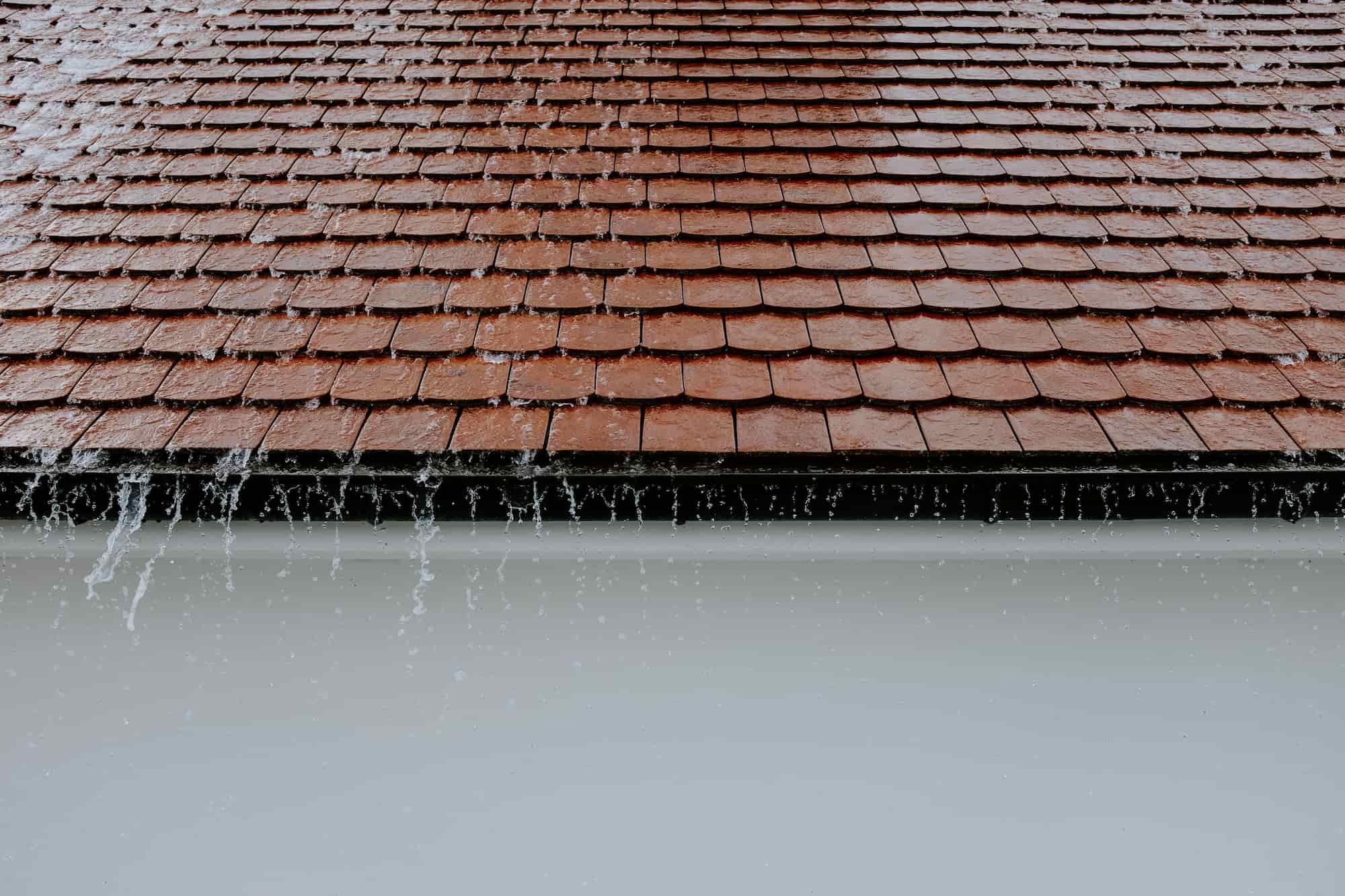 屋頂排水做的不好除了容易導致積水處生鏽，遇到梅雨季、強降雨、豪大雨、颱風，接縫也容易因為排水速度過慢而有滲漏的現象。