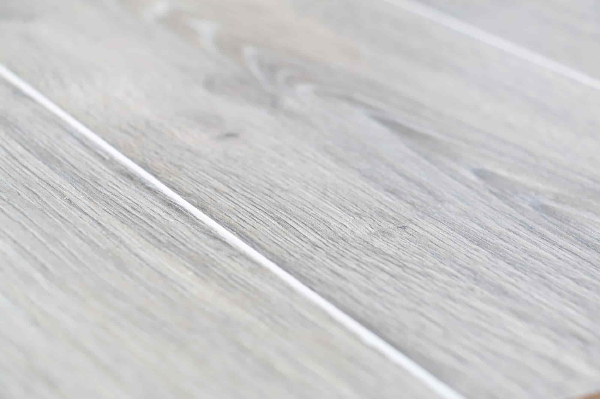 SPC石塑地板膨脹與彎曲，可能是因為有瑕疵或使用石粉含量較低的spc地板
