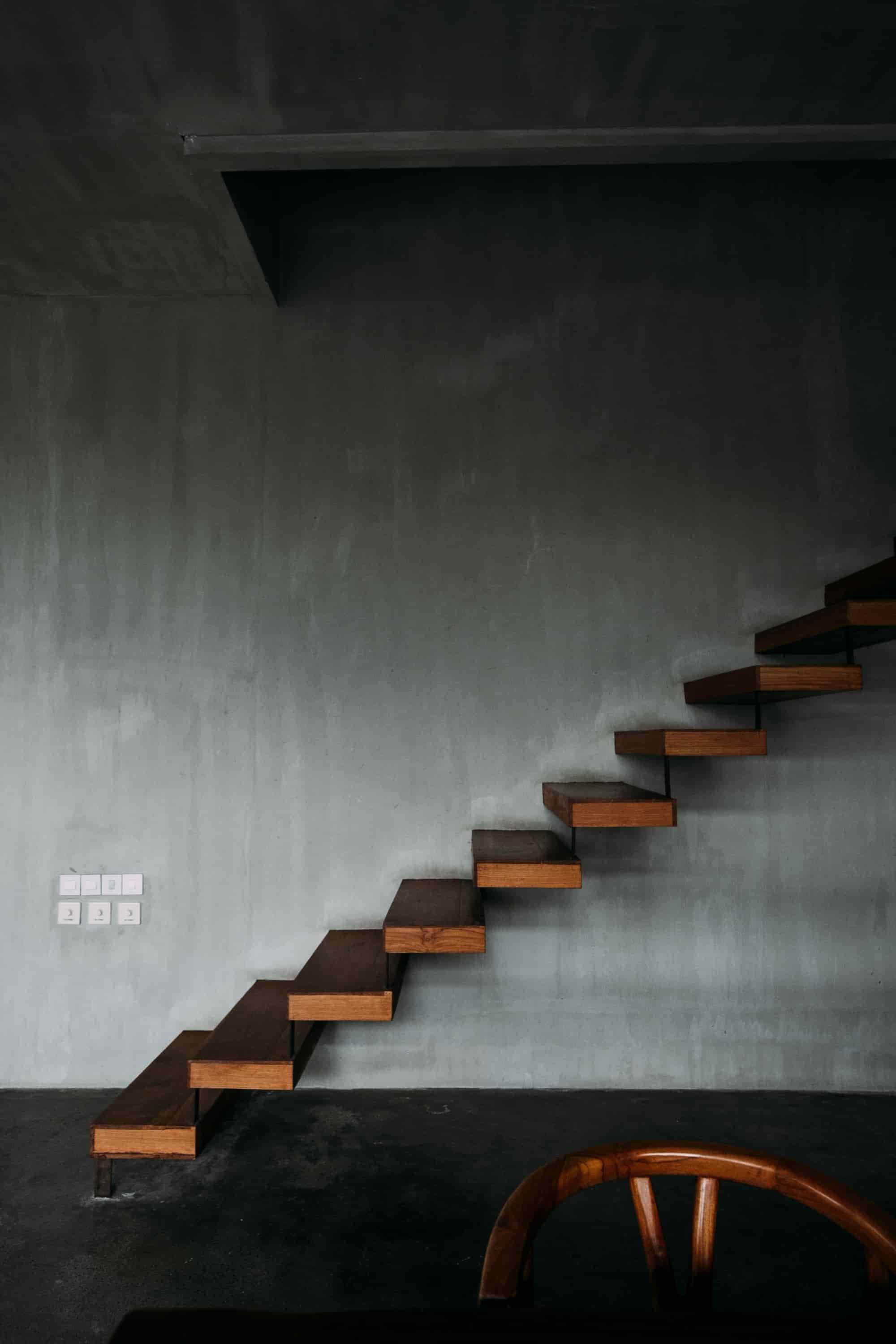 懸空式樓梯設計仍建議靠牆