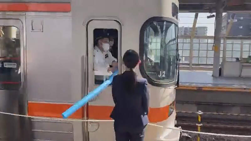 [閒聊]《日本鐵路公司新人研習》拿泡棉棒打新人的神秘儀式 背後隱含