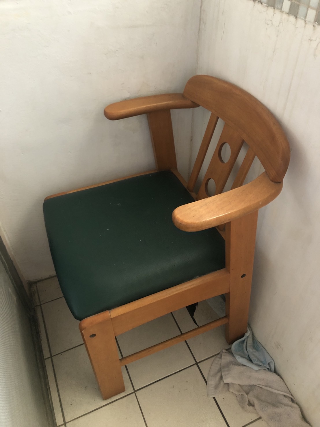 圖https://upload.cc/i1/2022/05/21/WtbQsq.jpg, 木頭矮桌、椅子