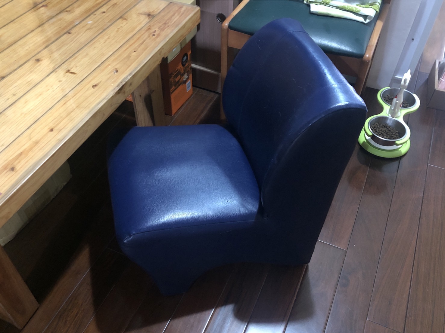 圖https://upload.cc/i1/2022/05/21/aciUon.jpg, 木頭矮桌、椅子