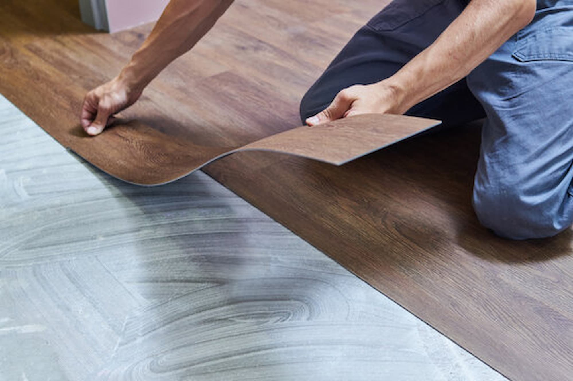 室內裝修黏貼地毯或施工塗膠式地板時，多半會使用水性感壓膠當作黏著劑
