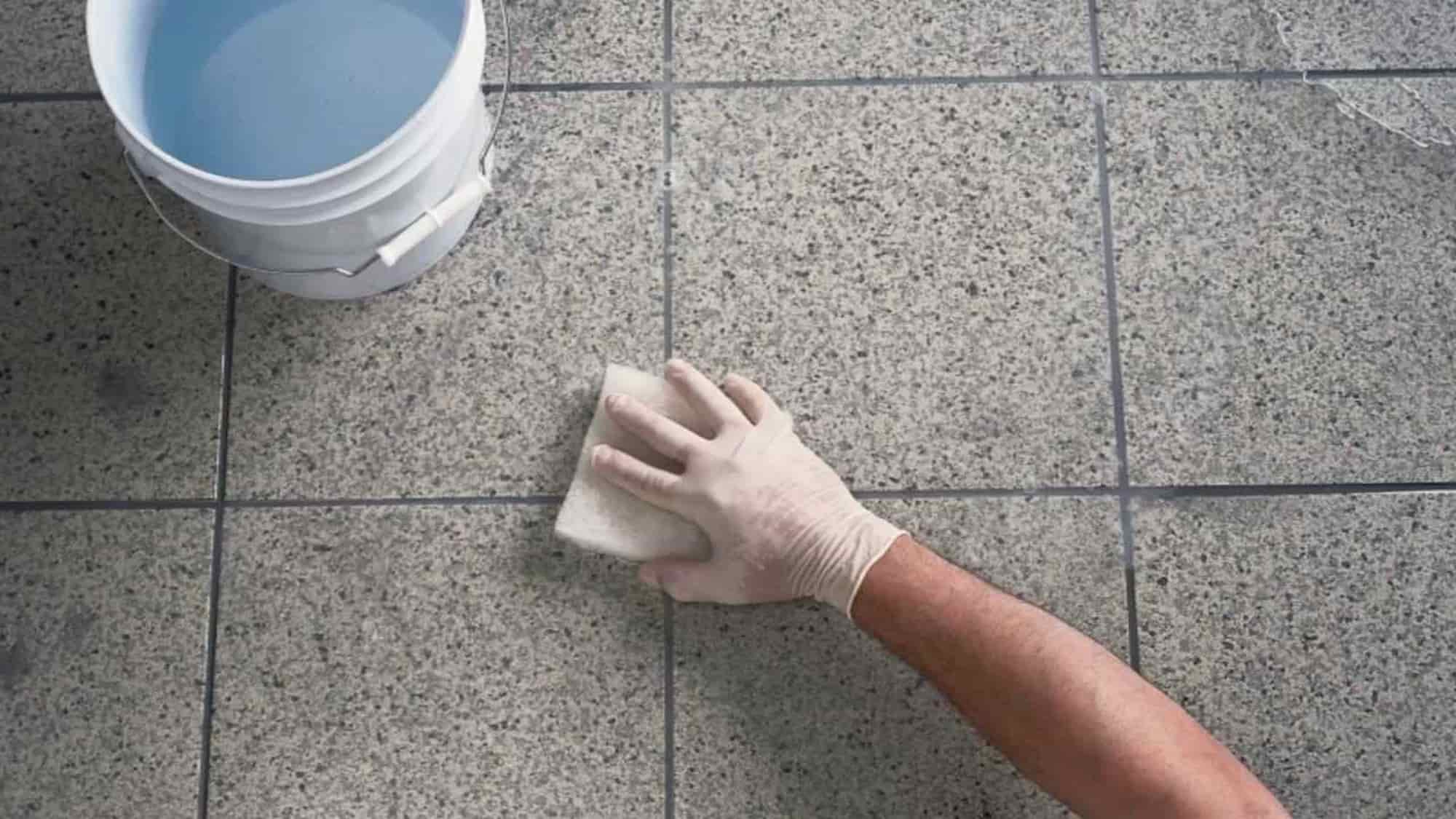 填縫完成後，磁磚表面的填縫劑要清乾淨，避免乾燥硬化導致難以清理