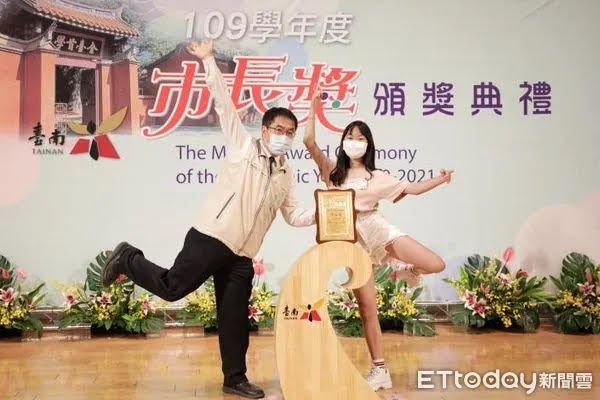 [新間] 台南市長獎補頒獎 黃偉哲擺拍再次吸睛