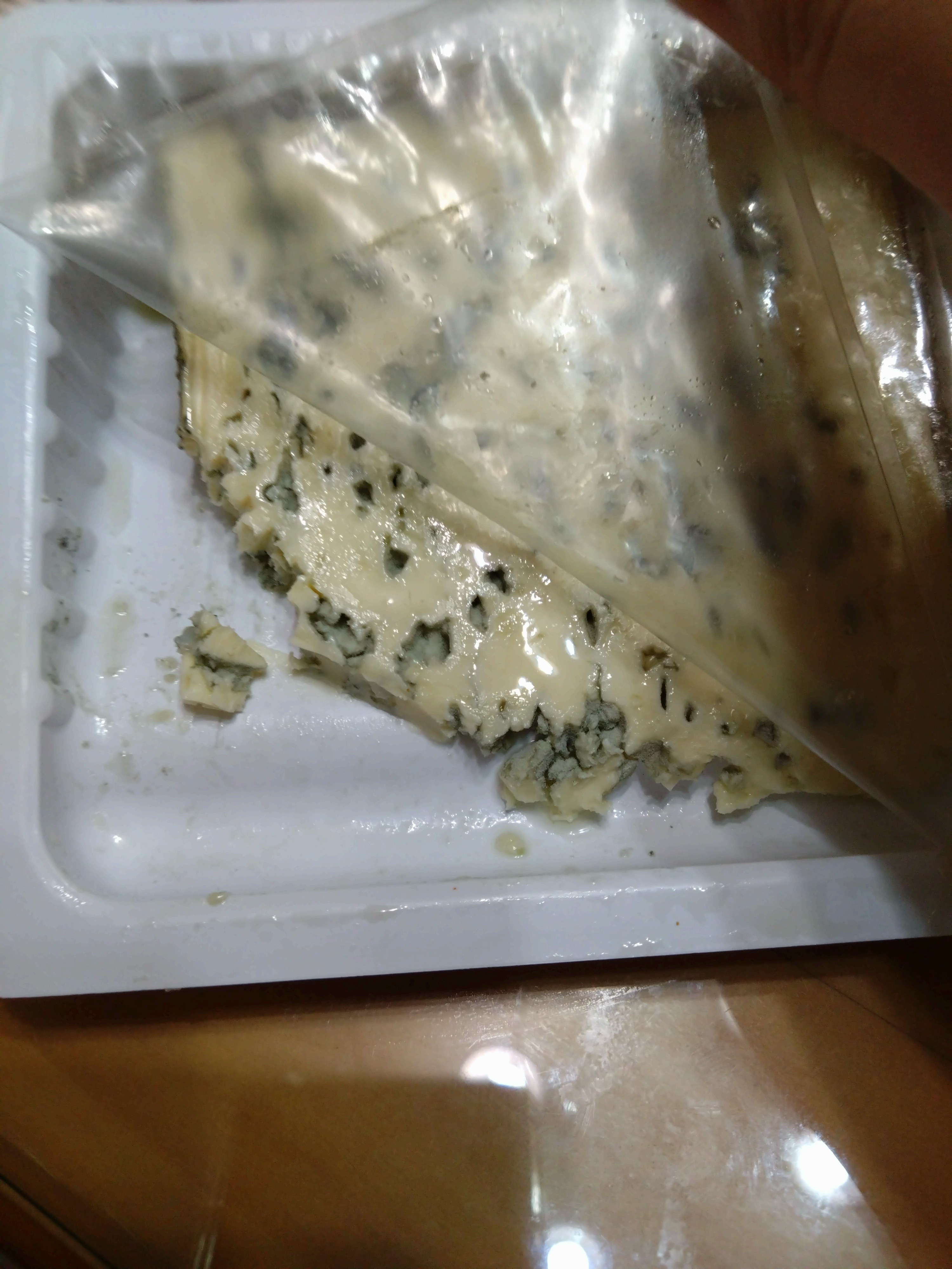 [問卦] 藍乾酪聞起來是塑膠味嗎？在線等