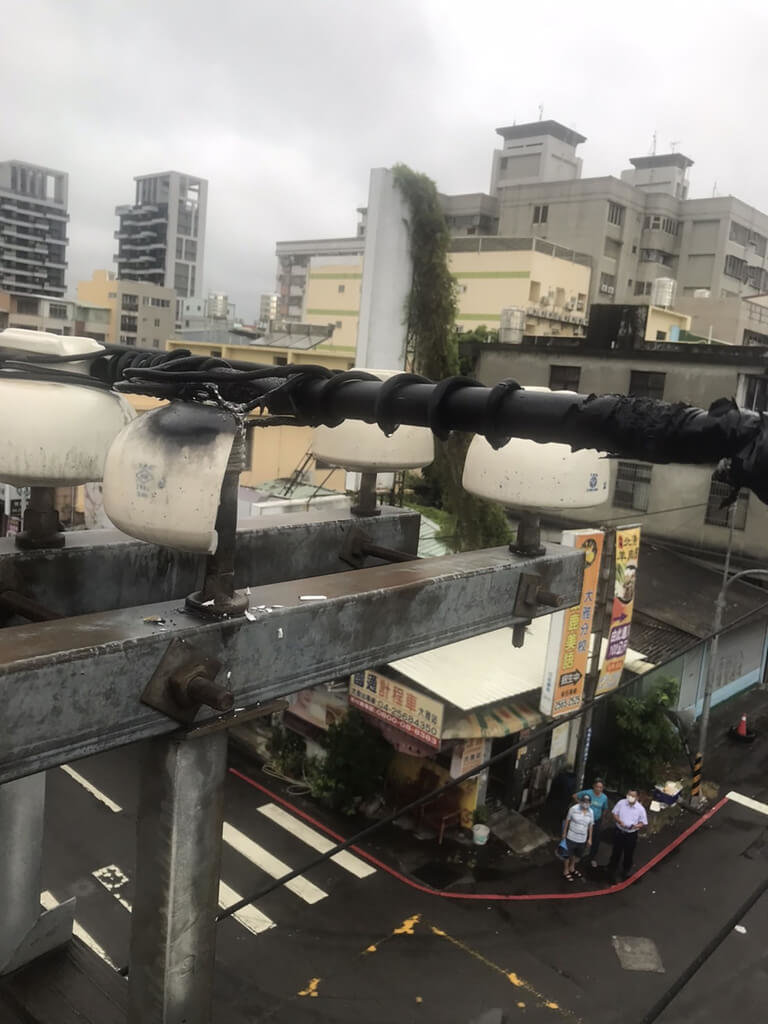 [新聞] 高壓電線遭雷擊礙子破碎 台中大雅2849戶