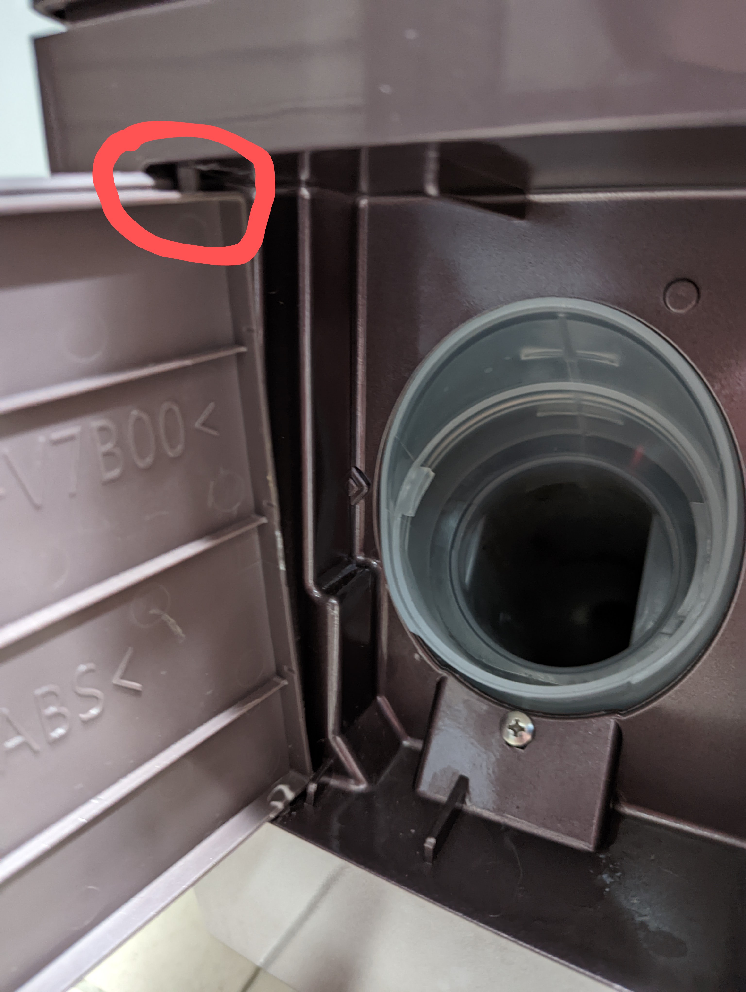 [問題] 求救！！洗衣機的濾水蓋卡住