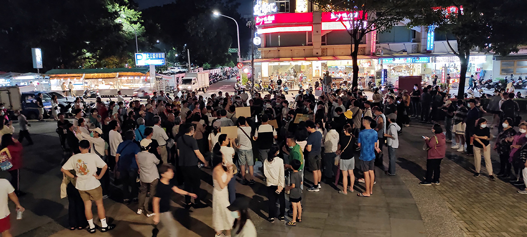 圖 嘉義火車站200人高舉手拿牌遊行 呼籲立